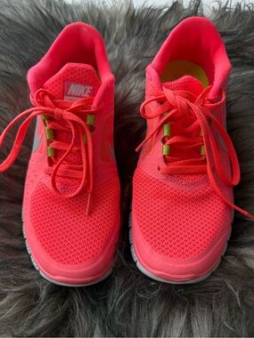 Nike Women’s size 8 neon pink and orange free run sneakers